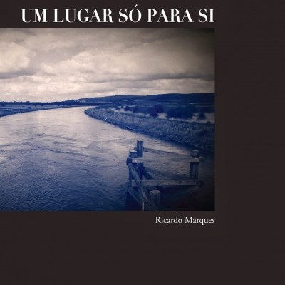 Capa com fotografia de rio e texto em fundo castanho escuro