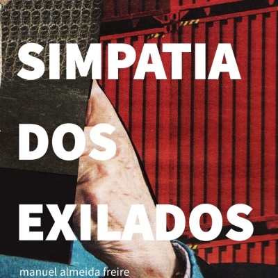 Capa de livro com título A SIMPATIA DOS EXILADOS, mão de homem vestindo camisa azul, fundo contentores vermelhos.
