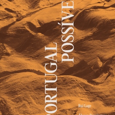 Capa de livro com textura de terra laranja e texto Portugal Possível