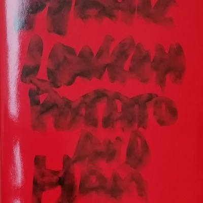 Plano de leitura pintado à mão em vermelha com letras negras borradas