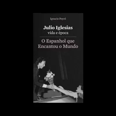 Capa de livro preto e branco com título e foto de Julio Iglesias recebendo flores