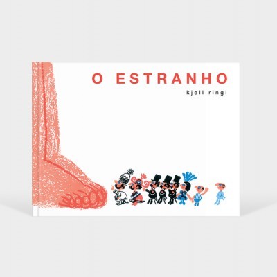 Capa do livro 'O ESTRANHO' com ilustração de pé vermelho e pequenas figuras coloridas