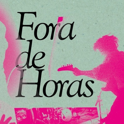 Capa de livro com texto e imagem de concerto em tons cinza e rosa