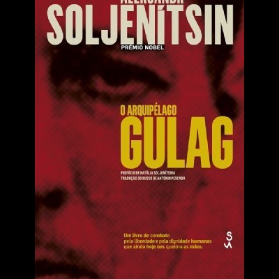 Capa de livro O Arquipélago Gulag de Aleksandr Soljenítsin com fundo vermelho e texto em branco e amarelo
