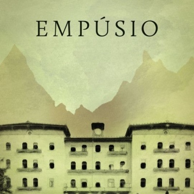 Capa do livro 'Empúsio' com edifício antigo e montanhas ao fundo em tons verdes.