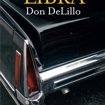 Capa do livro LIBRA de Don DeLillo com imagem da traseira de um carro preto clássico