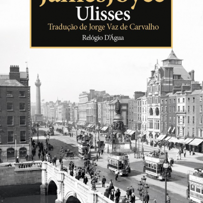 Capa do livro Ulisses de James Joyce com fotografia histórica a preto e branco de uma ponte e rua movimentada.