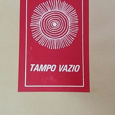 Capa de livro com retângulo vermelho, desenho circular e texto em branco e preto.