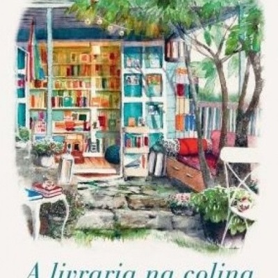 Capa do livro A livraria na colina de Alba Donati com imagem de livraria azul e árvores