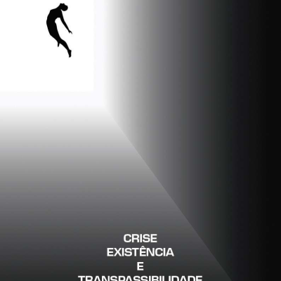 Capa de livro com gradiente cinza a preto e silhueta feminina a saltar.