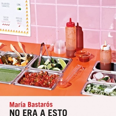Bancada de comida com molhos, limas e acompanhamentos em recipientes metálicos, parede rosa com cartaz e texto editorial