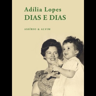 Capa de livro com foto sépia de mulher e criança, texto título e autor