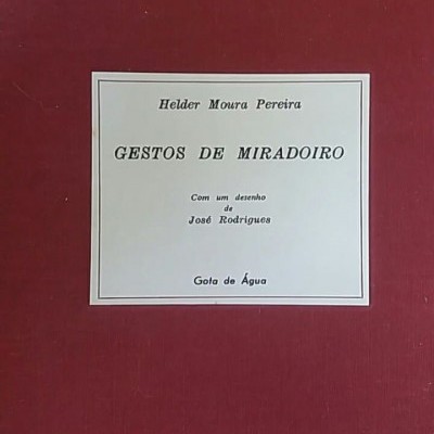 Capa de livro vermelha com etiqueta branca e texto impresso