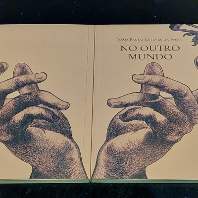 Capa de livro bege com ilustração de mãos e texto
