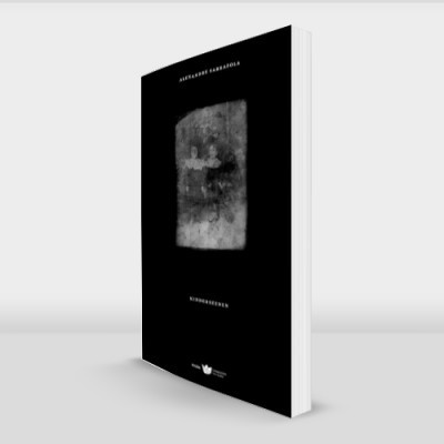 Livro de capa preta com imagem cinza e texto branco numa superfície branca