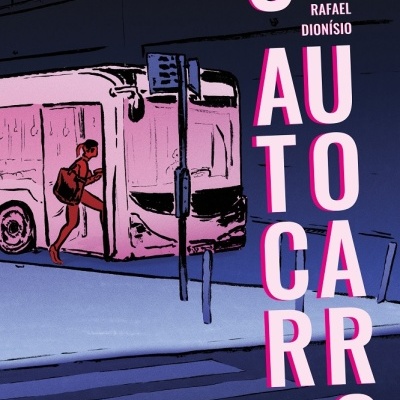 Capa de livro com ilustração de autocarro e texto vertical em cor-de-rosa e branco