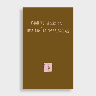 Capa de livro castanha com título e autor em branco e pequeno quadrado rosa com letras FCB
