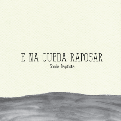 Capa do livro E NA QUEDA RAPOSAR de Sónia Baptista com fundo branco e cinzento.