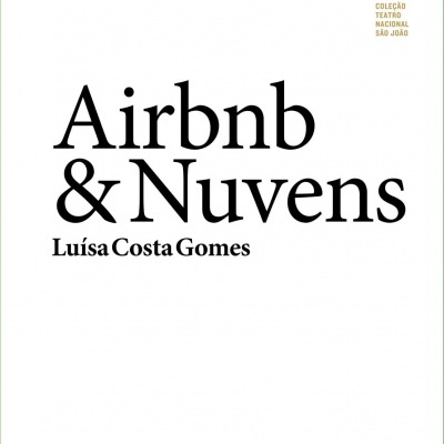 Capa de peça de teatro 'Airbnb & Nuvens' com texto em branco, preto e dourado.