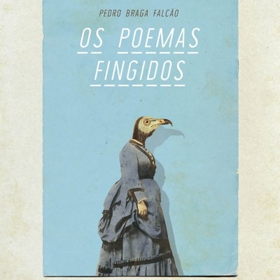 Capa de livro azul com figura vestida antiga e cabeça de ave e texto