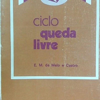 Capa de livro com título 'ciclo queda livre' e autor E. M. de Melo e Castro em fundo castanho e roxo