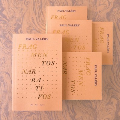 Quatro livros laranja claro com texto dourado e preto sobre fundo texturizado