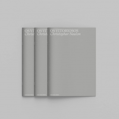 Três livros cinzentos com título e autor em branco