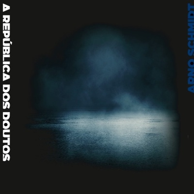 Capa de livro escura com texto A REPÚBLICA DOS DOUTOS e ADNO SCHMIDT