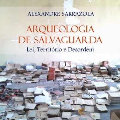 Capa de livro com pilhas de papéis e livros numa sala em mau estado