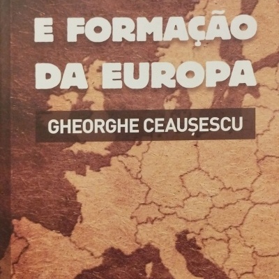 Capa de livro com título 'NASCIMENTO E FORMAÇÃO DA EUROPA' e nome do autor Gheorghe Ceaușescu, fundo mapa da Europa em tons marrons