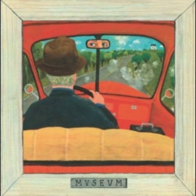 Pintura de homem a conduzir carro vermelho visto de costas, com moldura e texto MVSEVM