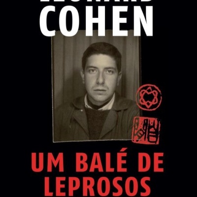 Capa de livro de Leonard Cohen com foto em sépia, texto em branco e vermelho, fundo preto