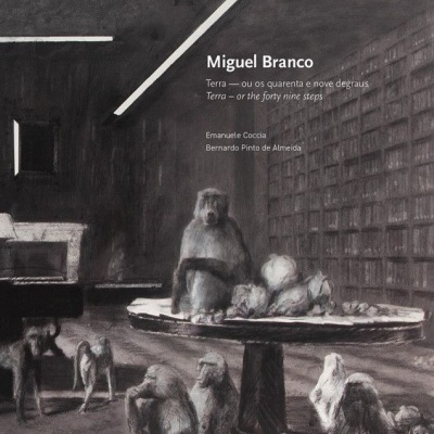 Capa de livro a preto e branco com babuínos e texto do título e autores