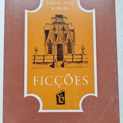 Capa castanha e laranja de livro Ficções de Jorge Luis Borges com desenho de edifício antigo e texto