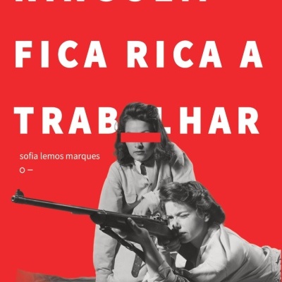 Capa de livro vermelha com texto e duas mulheres em preto e branco, uma com rifle e outra com faixa vermelha nos olhos