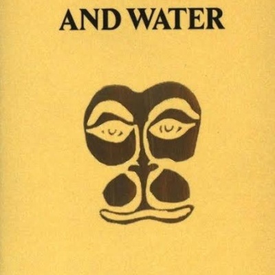 Capa amarela de livro com título e nome do autor em preto e uma ilustração estilizada preta