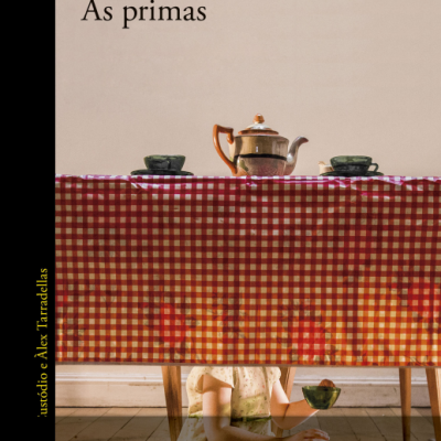 Capa de livro com mesa coberta por toalha vermelha e branca, bule e chávenas verdes e criança sentada no chão