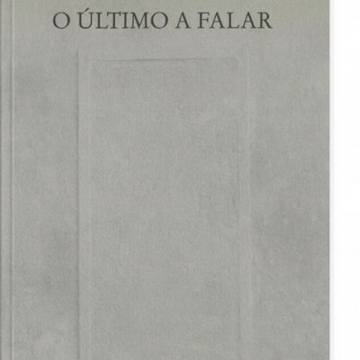 Capa de livro cinzenta clara com título 'O ÚLTIMO A FALAR' de Maurice Blanchot