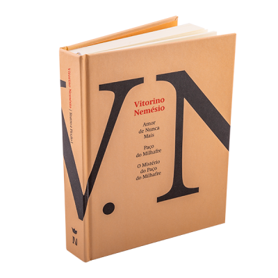 Livro de capa dura castanha clara com letras grandes PN em preto e título em vermelho e preto