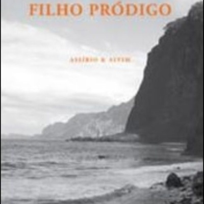 Capa de livro com mar, falésia e texto em laranja