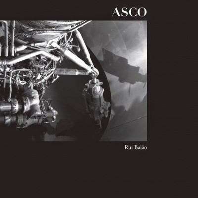 Capa de livro preta com fotografia a preto e branco de peças mecânicas e texto ASCO