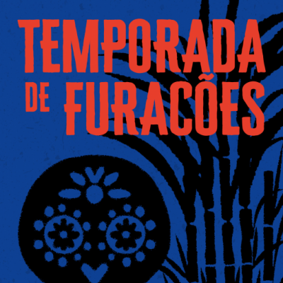 Capa de livro azul com título Temporada de Furacões e ilustração de caveira preta decorada