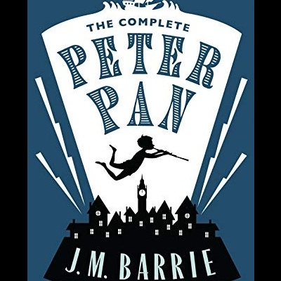 Capa do livro The Complete Peter Pan de J. M. Barrie com ilustração de Peter Pan a voar sobre cidade e navio.