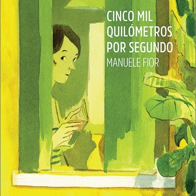 Capa de livro com pessoa junto a janela em tons verdes e amarelos