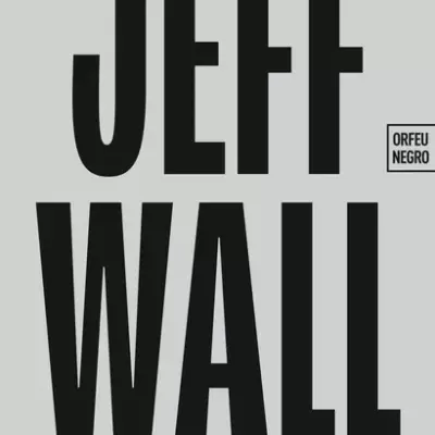 Capa de livro com título 'JEFF WALL escritos de arte' em texto preto num fundo cinza claro