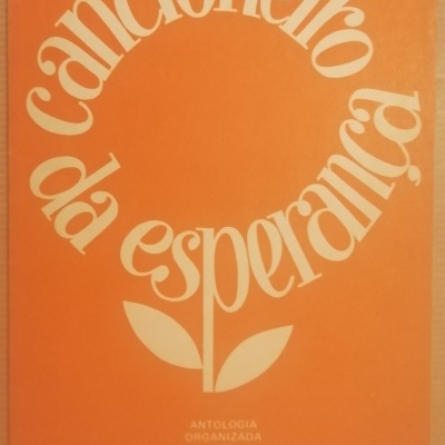 Capa de livro laranja com texto branco formando título circular