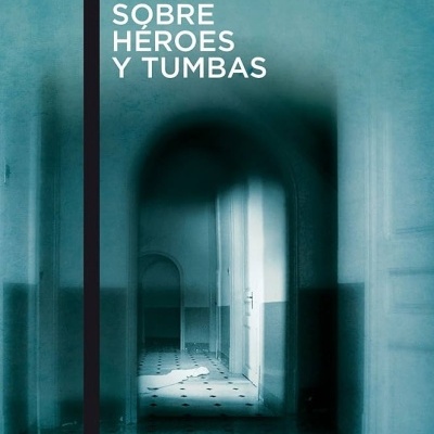 Capa de livro azulada com corredor e texto do título e autor.