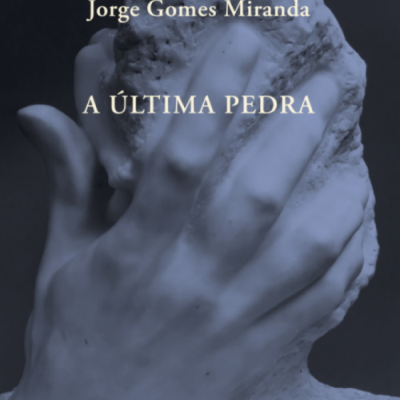 Capa do livro com escultura em pedra e texto em branco
