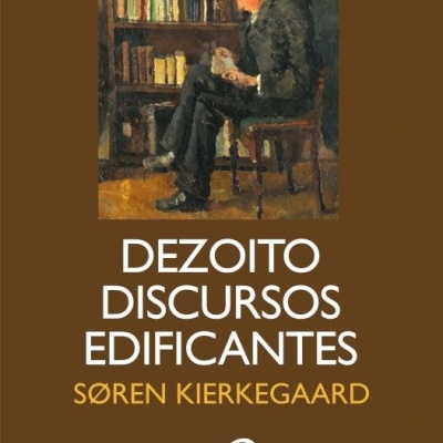 Livro 'Dezoito Discursos Edificantes' com imagem de homem lendo junto a estante de livros