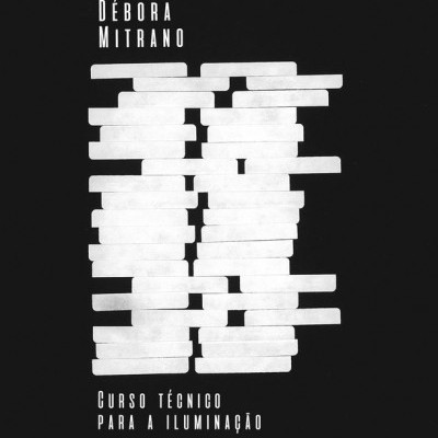 Capa de livro preta com texto branco e padrão abstrato branco no centro